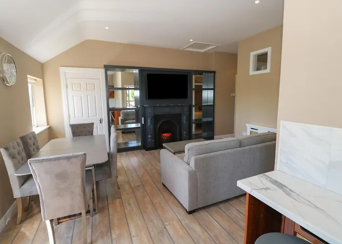 The East Wing * Клэрморрис